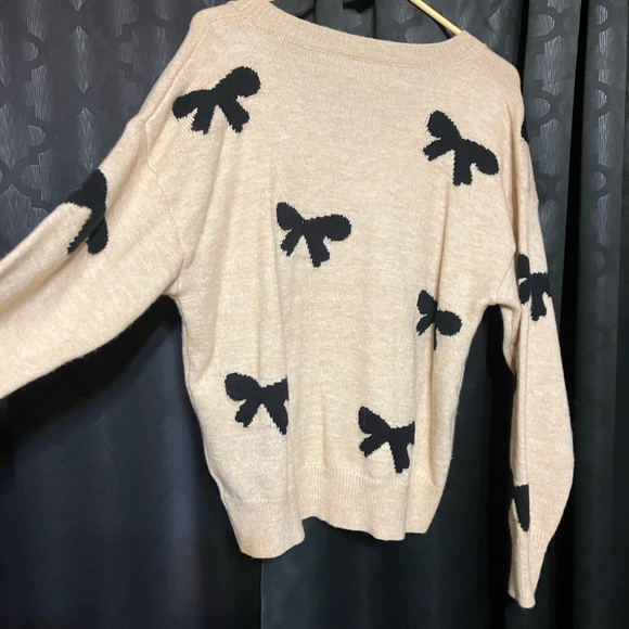 SHEIN Beige V-Neck Sweater with Black Bow Details - Picture 2 of 3